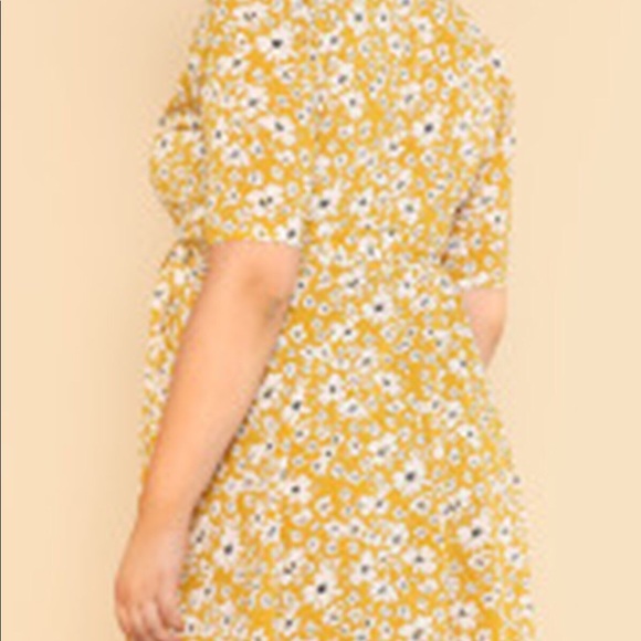 HP ⬇️ $47 Daisy Wrap Dress - Picture 3 of 4